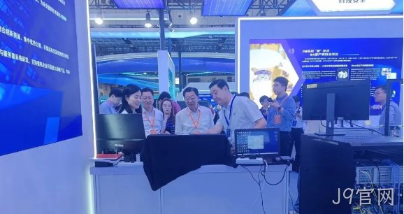 阿尔山市委常委、常务副市长潘学元莅临J9官网展台看望研发团队并给予关心慰问